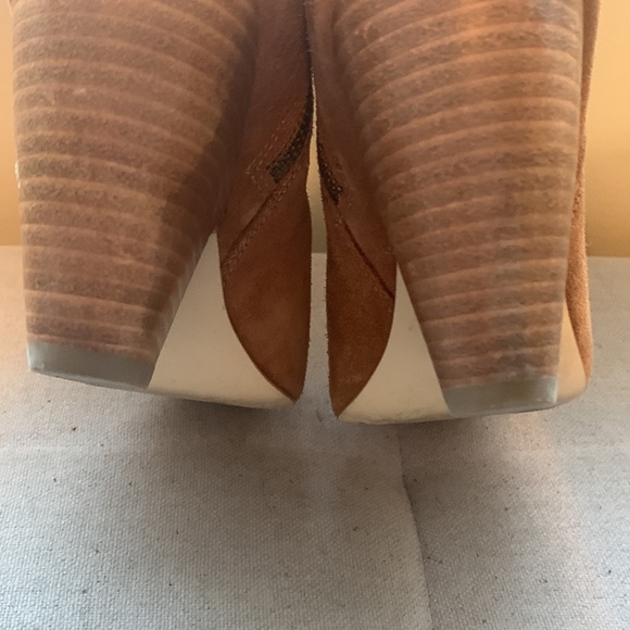 Pelle Moda Women's Brown Suede Side Zip Booties with Chunky Heel Size 9 - Picture 13 of 16